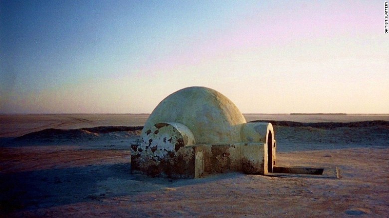 The igloo exterior of Luke&#39;s house was filmed about 300 kilometers away on the dried-up salt lake of Chott El Jerid. It was rebuilt for &quot;Attack of the Clones,&quot; and later restored by a fan.