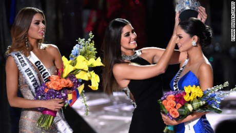 Wrong contestant mistakenly crowned at Miss Universe