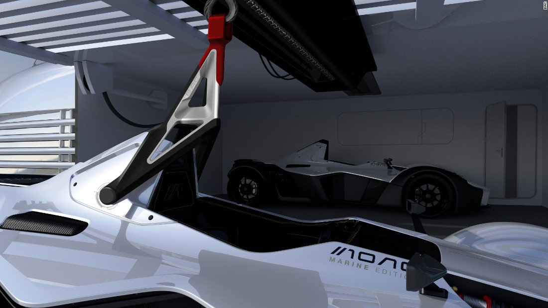 Το Mono Marine Edition, το οποίο ζυγίζει μόλις 580kg (1278lbs) - το ένα τρίτο του βάρους ενός Ferrari - έρχεται επίσης πλήρης με ένα γερανάκι από ανθρακονήματα για να μεταφέρουν και να σβήνουν κάθε superyacht, ενώ ενίσχυσε πλαίσιο της μπορεί να υπερηφανεύεται για την άρση σημεία για να μπορεί να φορτωθεί και να εκφορτώνονται με ευκολία.