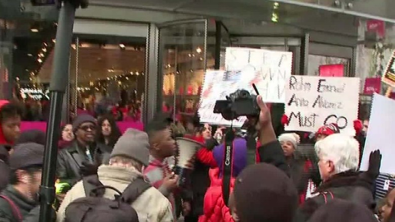 Protesters block Chicago store fronts 