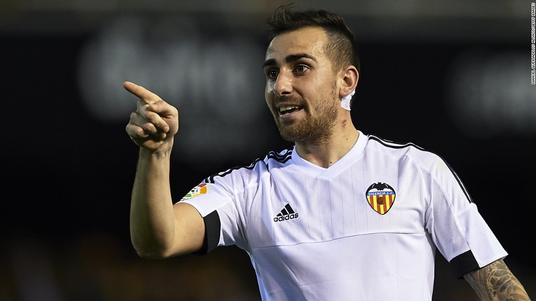 Paco Alcacer of Valencia celebrates his side&#39;s late equalizer in the 2-2 draw with Real Madrid in the Mestella. 