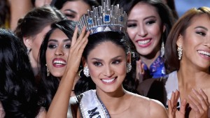 LAS VEGAS, NV - DECEMBER 20:  Miss Philippines 2015, Pia Alonzo Wurtzbach (C), who was mistakenly named as first runner-up reacts with other contestants after being named the 2015 Miss Universe during the 2015 Miss Universe Pageant at The Axis at Planet Hollywood Resort & Casino on December 20, 2015 in Las Vegas, Nevada.  (Photo by Ethan Miller/Getty Images)