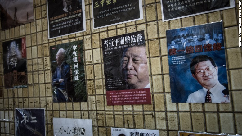 Posters of books about China&#39;s politics, including some featuring current Chinese President Xi Jinping (center), are seen displayed in the staircase leading to a bookshop in Hong Kong on January 4, 2016. 