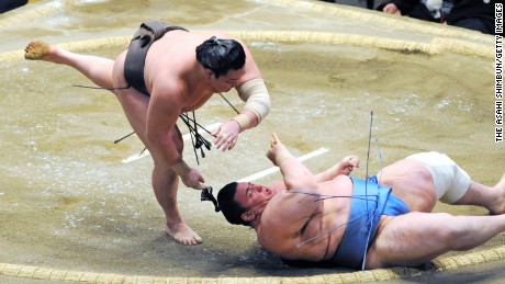 TOKYO, JAPAN - JANUARY 14:  (CHINA OUT, SOUTH KOREA OUT) Mongolian yokozuna Hakuho (L) throws Bulgarian wrestler Aoiyama (R) to win during day five of the Grand Sumo New Year Tournament at Ryogoku Kokugikan on January 14, 2016 in Tokyo, Japan.  (Photo by The Asahi Shimbun via Getty Images)