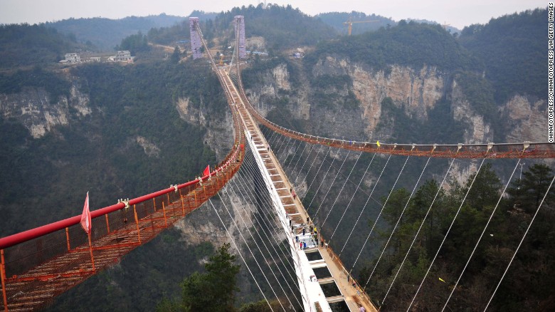 160128102532-01-zhangjiajie-glass-bridge-construction-0127-exlarge-169.jpg