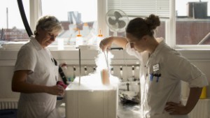 Denmark, Aarhus, 8 September 2015
The laboratory technicians Dorte Jensen (left) and Marianne B. Rohde (right). Cryos sperm bank in Aarhus, Denmark. 

Danemark, Aarhus, 8 septembre 2015
Les techniciens de laboratoire Dorte Jensen (Gauche) et Marianne B. Rohde (droite). Bande de sperme Cryos ‡ Aarhus au Danemark.

Laerke Posselt / Agence VU