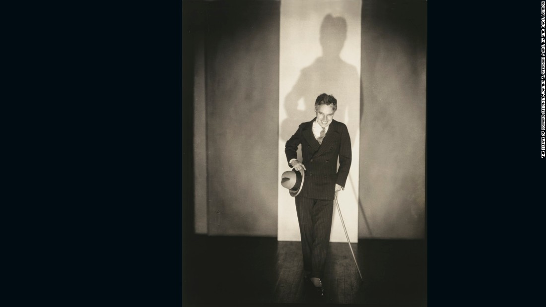 Τσάρλι Τσάπλιν στη Νέα Υόρκη από τον Edward Steichen, 1926. Vogue 100: A Century of Style είναι στην Εθνική Πινακοθήκη, Λονδίνο, από 11 Φεβρουάριος έως 22 Μάιος, 2016, χρηματοδοτείται από Leon Max.
