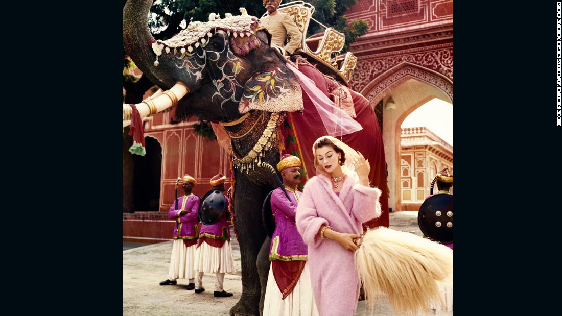 Anne Gunning σε Jaipur από τον Norman Parkinson, 1956. Vogue 100: A Century of Style είναι στην Εθνική Πινακοθήκη, Λονδίνο, από 11 Φεβρουάριος - 22 Μάιος 2016, χρηματοδοτείται από Leon Max.