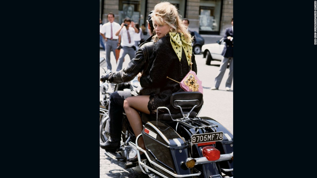 Claudia Schiffer στο Παρίσι από Βότανο RITTS, 1989. Vogue 100: A Century of Style είναι στην Εθνική Πινακοθήκη, Λονδίνο, από 11 Φεβρουάριος - 22 Μάης 2016, που χρηματοδοτείται από Leon Max.