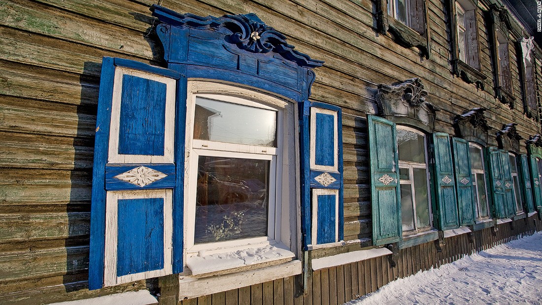 Ιδρύθηκε από τον ρωσικό εποίκων στη συμβολή της Irkut και Angara ποτάμια, Ιρκούτσκ εμφανίστηκε για πρώτη φορά στο χάρτη στα μέσα του 17ου αιώνα.  Σήμερα η πόλη & # 39? S σπίτι στη Σιβηρία & # 39? S μεγαλύτερη συλλογή από ξύλινα αρχιτεκτονική.  & Lt? Br / & gt?