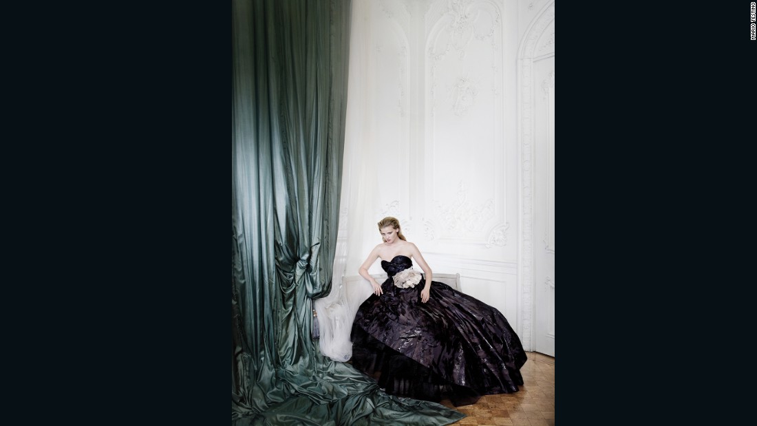 Lara Stone στο Carlton House Terrace από τον Mario Testino, 2009. Vogue 100: A Century of Style είναι στην Εθνική Πινακοθήκη, Λονδίνο, από 11 Φεβρουάριος έως 22 Μάιος 2016, χρηματοδοτείται από Leon Max.