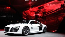 Όπως και το Tesla S, το Audi R8 e-tron διαθέτει τόσο απίστευτη ταχύτητα και άνετα φάσμα.  Είναι & # 39? S επίσης αυτο-οδήγηση, χρησιμοποιώντας σαρωτές λέιζερ, κάμερες και αισθητήρες υπερήχων.