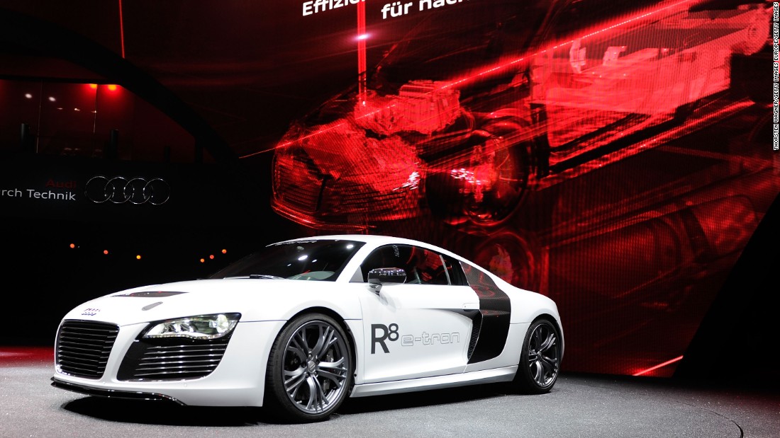 Όπως και το Tesla S, το Audi R8 e-tron διαθέτει τόσο απίστευτη ταχύτητα και άνετα φάσμα. Είναι & # 39? S επίσης αυτο-οδήγηση, χρησιμοποιώντας σαρωτές λέιζερ, κάμερες και αισθητήρες υπερήχων.