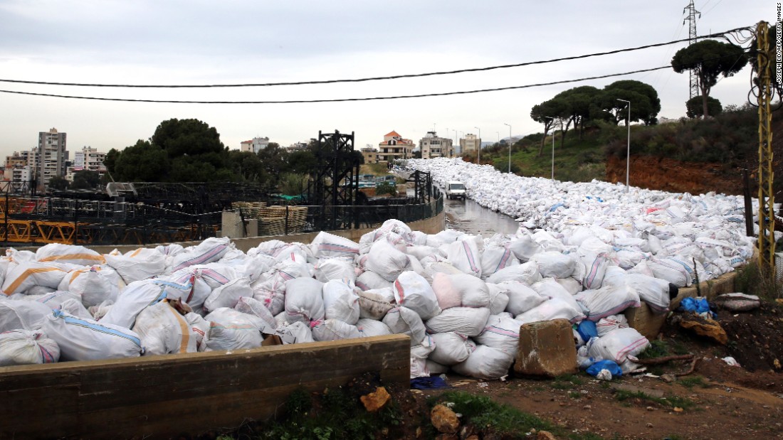 Lebanon River Of Trash Chokes Beirut Suburb 2827