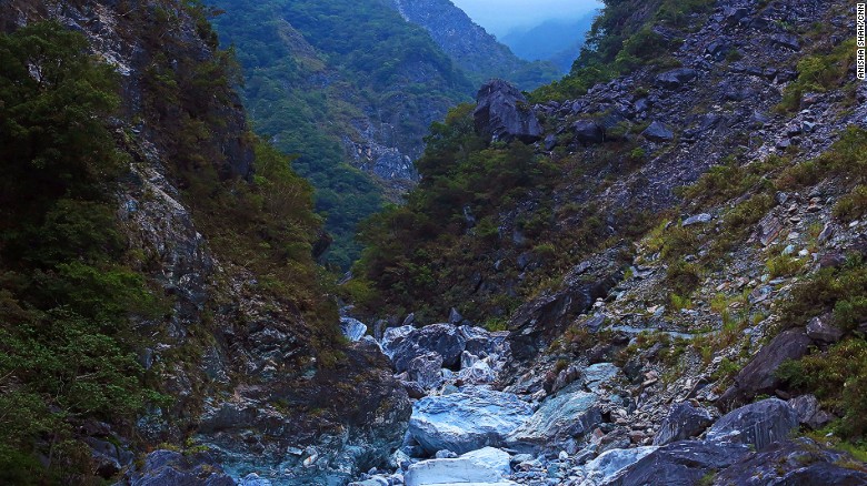 Some of the marble cliffs soar as high as 100 meters above the basin.&lt;br /&gt;