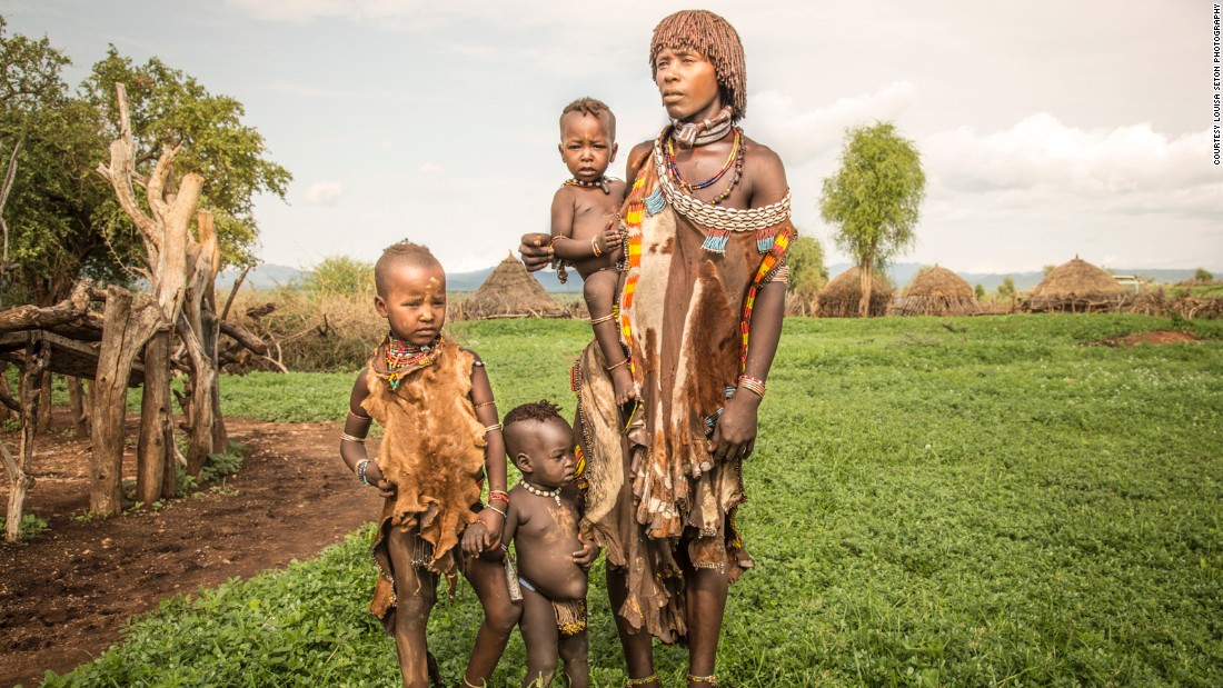 Of all the tribes in the Omo, the Hamar is the largest and most style-conscious. They are pastoralists and agriculturalists. Women work in the fields tending to crops of sorghum, beans and maize while looking after their children. 