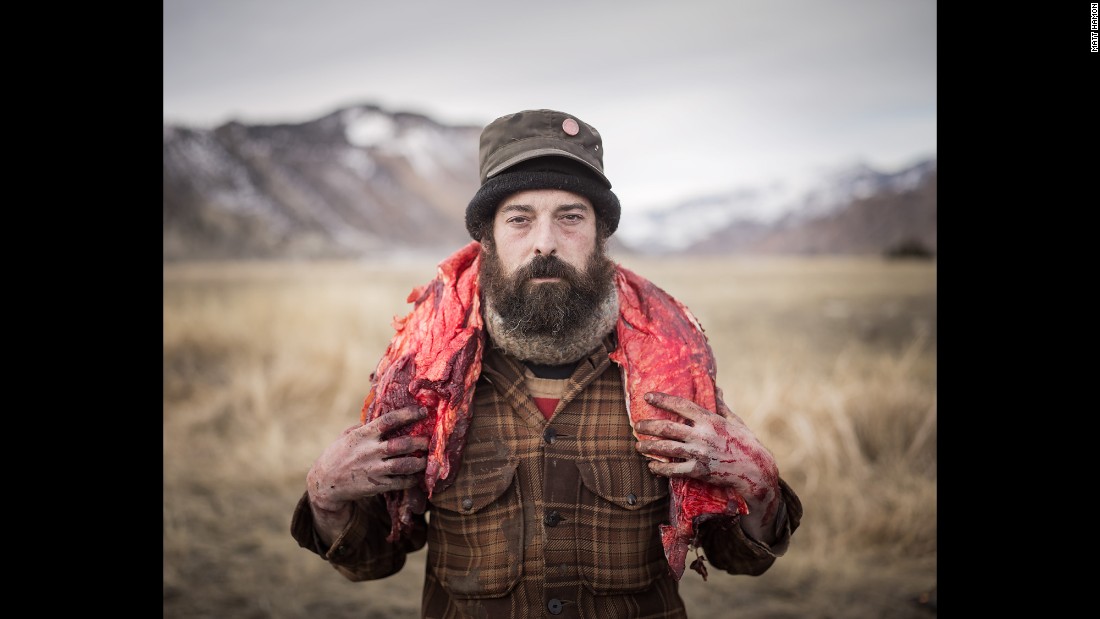 Josh φέρνει μια backstrap βουβάλι από το κυνήγι έδαφος. 