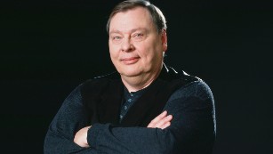 Larry Drake won two Emmys for playing the developmentally disabled messenger Benny Stulwicz.