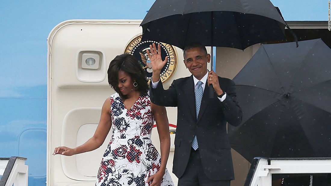 HAVANA, CUBA - MARCH 20:  U.S. President Barack Obama and Michelle Obama arrive at Jose Marti International Airport on Airforce One for a 48-hour visit on March 20, 2016 in Havana, Cuba.   Mr. Obama&#39;s visit is the first in nearly 90 years for a sitting president, the last one being Calvin Coolidge.  (Photo by Joe Raedle/Getty Images)