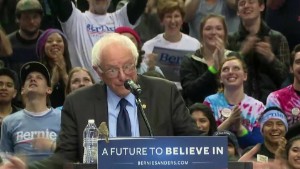 Bird lands on Bernie Sanders podium in portland_00002912.jpg