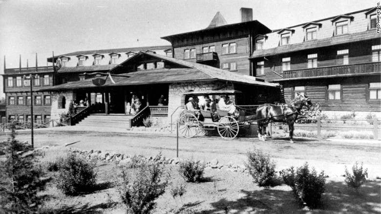 El Tovar, seen here circa 1908, was operated by the Fred Harvey Co. in conjunction with the Atchison, Topeka and Santa Fe Railway.