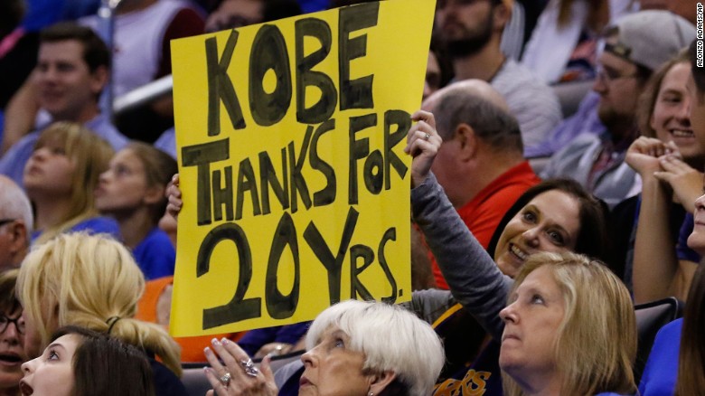 A fan pays tribute to Bryant&#39;s long career during Monday&#39;s game against Oklahoma City.