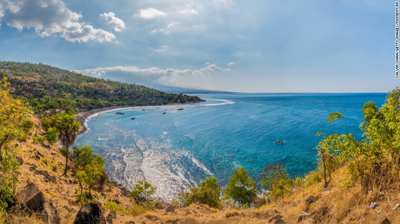 Lining the island&#39;s eastern shore, this black beach is big with divers. The surrounding area is filled with coral and multiple shipwrecks.