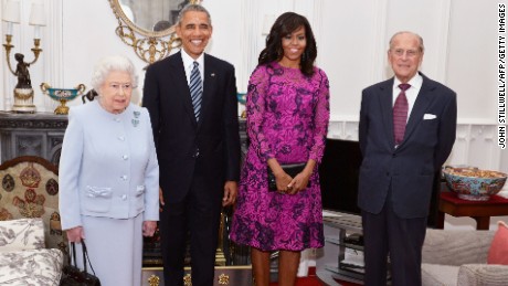 160422101054-the-obamas-pose-with-queen-
