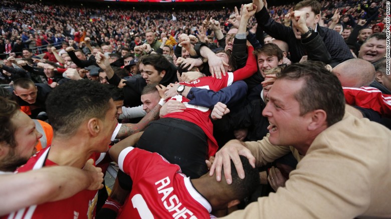 Manchester United players and fans celebrate their team&#39;s dramatic 2-1 FA Cup semifinal victory over Everton.