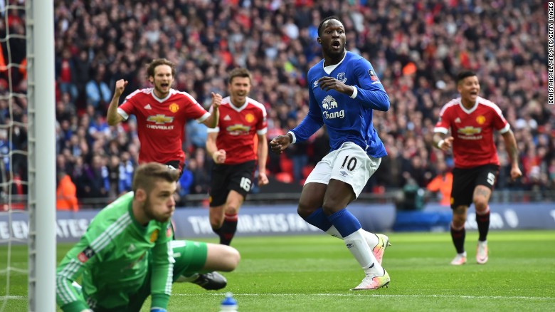 Everton&#39;s striker Romelu Lukaku (C) reacts after Manchester United goalkeeper David de Gea (L) saved his penalty kick during the English FA Cup semi-final.