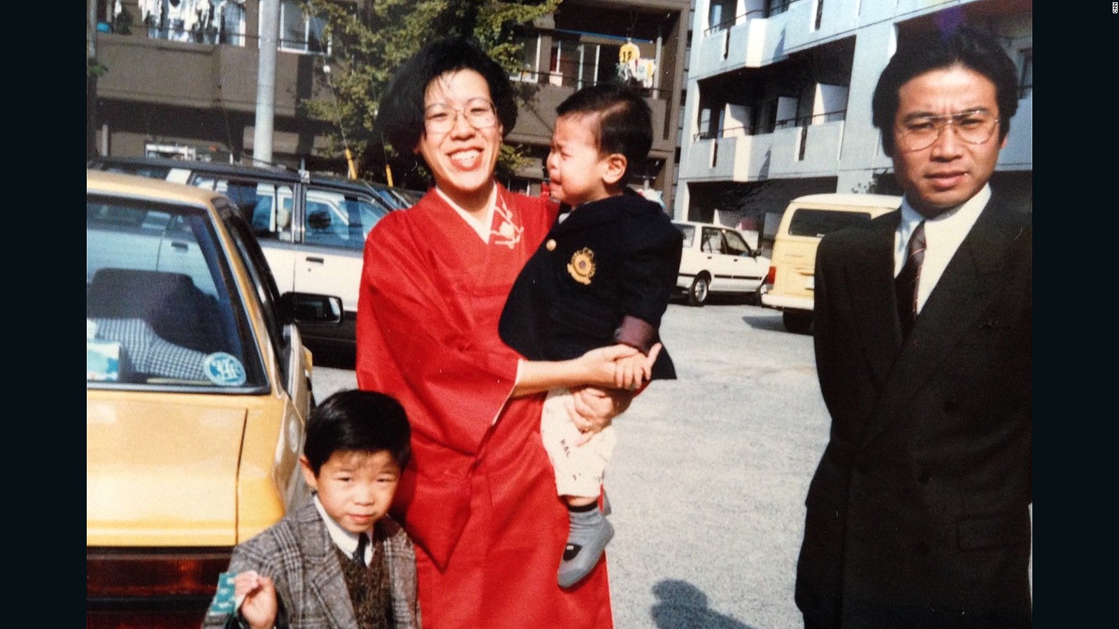 Yuriko Nishi and her husband Yoshihide Ito with their children before sotsukon.