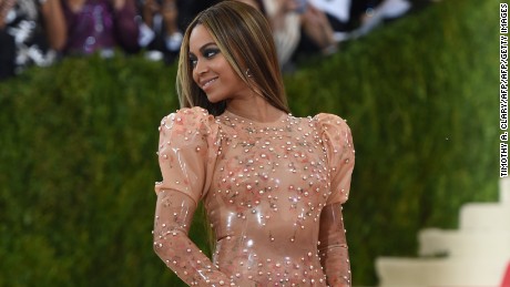 Beyonce  arrives for the Costume Institute Benefit at The Metropolitan Museum of Art May 2, 2016 in New York. / AFP / TIMOTHY A. CLARY        (Photo credit should read TIMOTHY A. CLARY/AFP/Getty Images)