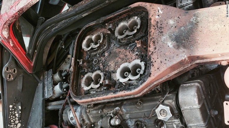 Hutchison και ο φίλος και ηλεκτρικό συντηρητή αυτοκίνητό του Michael Τσιπούρα που για την αντικατάσταση του καμένα παραμένει κινητήρα V8 και τέσσερα καρμπυρατέρ της Weber με ένα ηλεκτρικό μοτέρ.