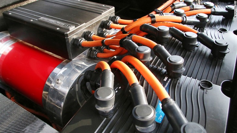 Οι κινητήρες που τροφοδοτείται από τρεις μπαταρίες - μία στο μπροστινό μέρος του αυτοκινήτου και δύο στο πίσω μέρος, όπου οι δεξαμενές αερίου που χρησιμοποιείται για να καθίσει.