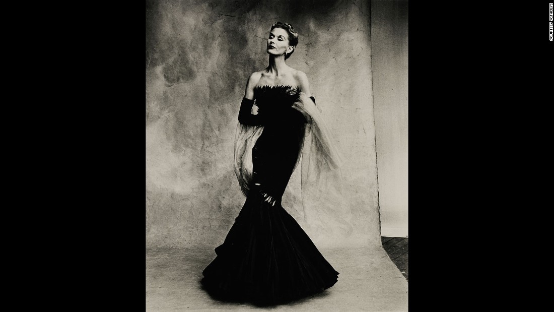 This photograph features Lisa Fonssagrives-Penn, who was Penn's muse at the time. Soon after this photograph, the two were married.