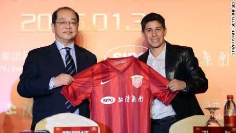 Shanghai SIPG team manager Sui Guoyang (left) signed Argentine midfielder Dario Conca in 2015. 