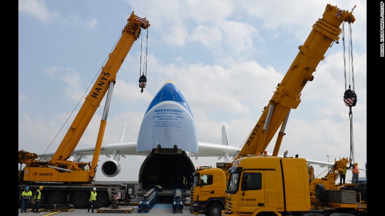 The An-225&#39;s maximum total weight at takeoff including cargo: 640 tons. That&#39;s more than twice as heavy as the Statue of Liberty.