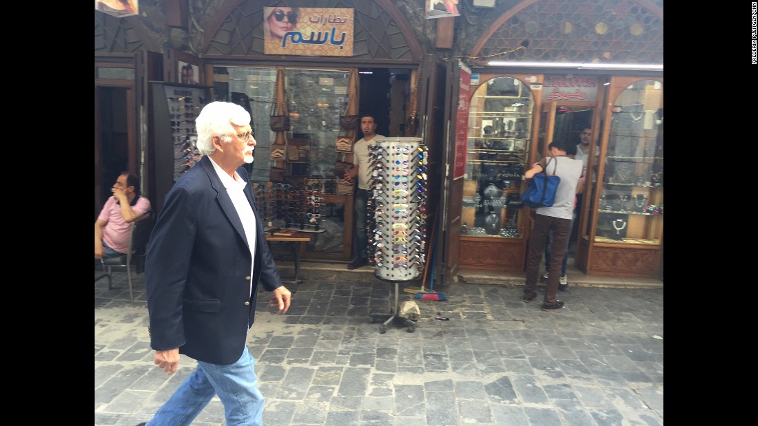 American Thomas Webber strides through the streets of Damascus, where he&#39;s lived 40 years.