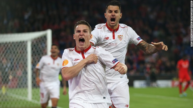 Kevin Gameiro of Sevilla celebrates scoring his team&#39;s first goal against Liverpool.
