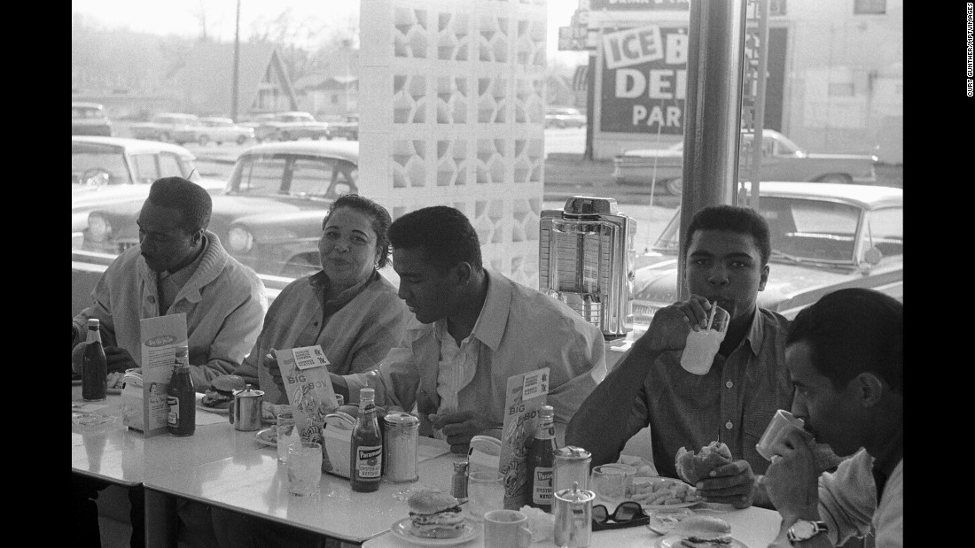 The soon-to-be Ali with his father, Cassius Sr.; mother, Odessa; and brother Rudy in 1963.