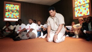 Muhammad Ali prays at a mosque in Deer Lake, Pennsylvania, in 1991.