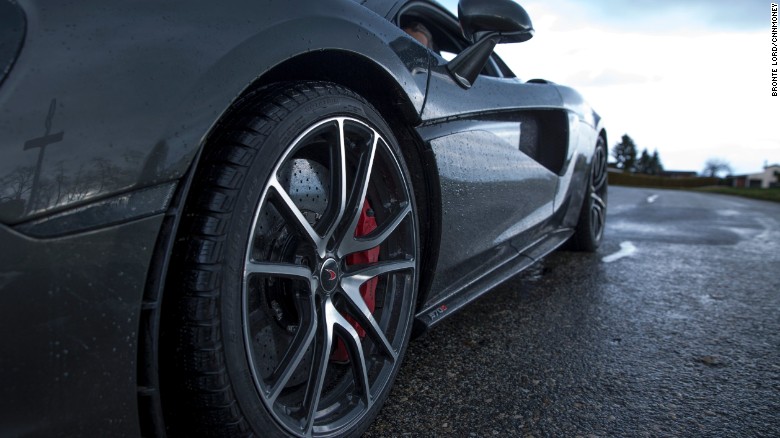 Μπάλες στην McLaren & # 39? S πόρτες κλητήρα αέρα στο σύστημα ψύξης του κινητήρα.