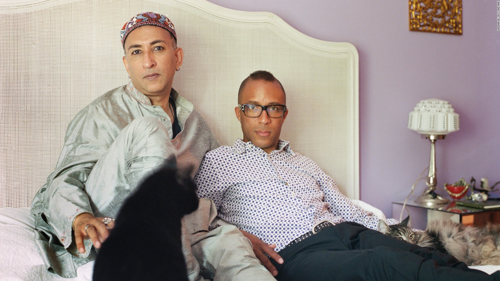 El-Farouk et son mari Troy dans leur chambre, le jour de l'aid.