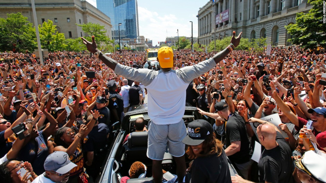 160622160732-05-cleveland-cavaliers-parade-0622-super-169.jpg