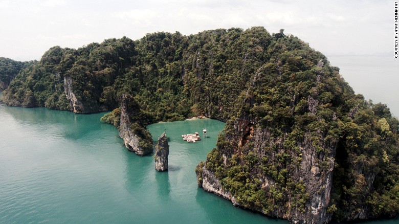 Scheeren doesn & # 39? T ακριβώς να μετατρέψει ορίζοντες.  Αυτό το πλωτό Αρχιπέλαγος Cinema σχεδιάστηκε για την Ταϊλάνδη & # 39? S Film on the Rocks Festival το 2012.  