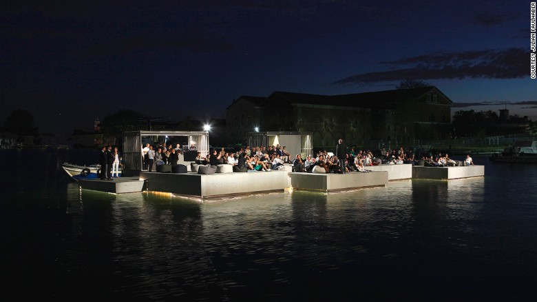 Οι επισκέπτες είχαν ληφθεί με πλοίο προς το πλωτό κινηματογράφο - μια σπονδυλωτή δομή συναρμολογούνται στα νερά του Nai Pi Lae λιμνοθάλασσα, μεγάλη αντιλόπη της Αφρικής νησί - και παρακολούθησαν μια ταινία που προβάλλεται σε μια οθόνη χτισμένη μέσα στους βράχους. 