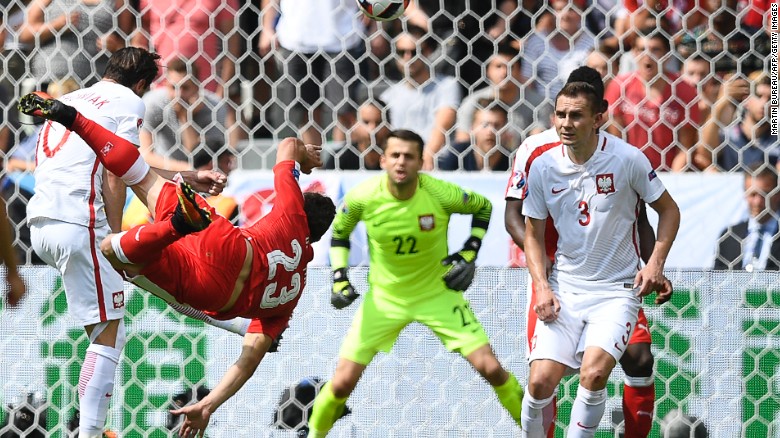 Switzerland&#39;s midfielder Xherdan Shaqiri scores with a spectacular overhead kick as his team drew level 1-1 with Poland in their Euro 2016 last 16 tie. 