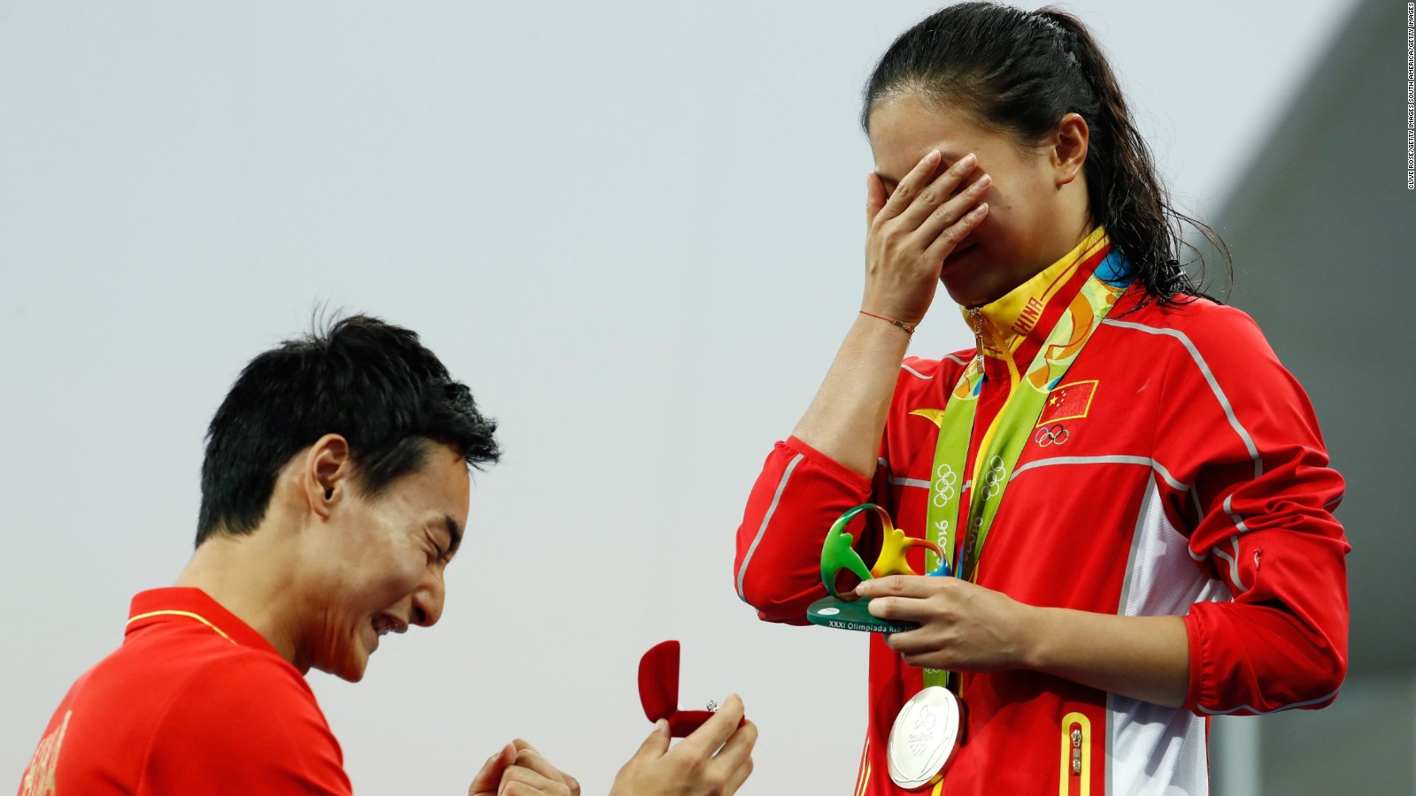 He Zi did not appear to be expecting a proposal straight after winning a silver medal.<br />