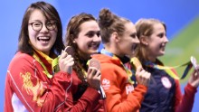 Fu Yuanhui (left) won equal bronze in the 100 meter backstroke, but missed out on a medal in the 4x100 meter relay.