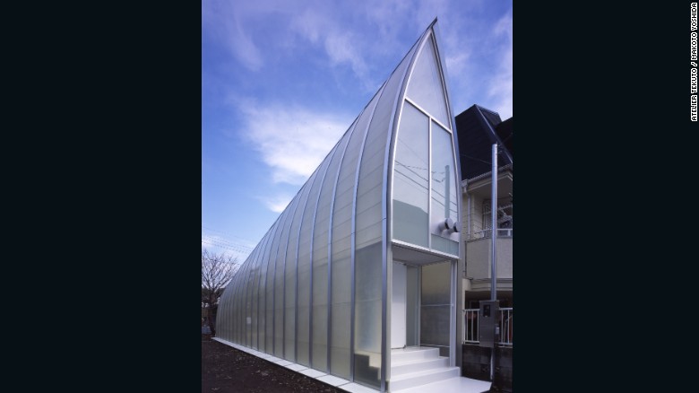 Purchased by a couple on a limited budget, Lucky Drops sits on an irregular piece of land. The long, thin site is just 2.5 feet wide as its narrowest, making it a challenging project for Atelier Tekuto.